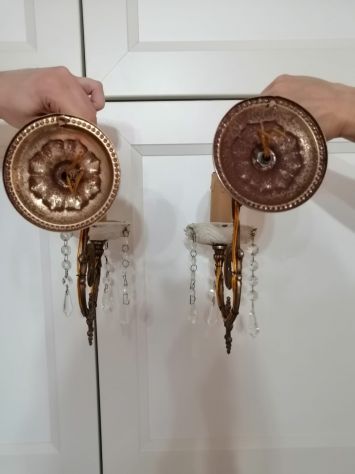 Coppia di vecchie applique funzionanti in ottone, ceramica, vetro e metallo. - Foto 4