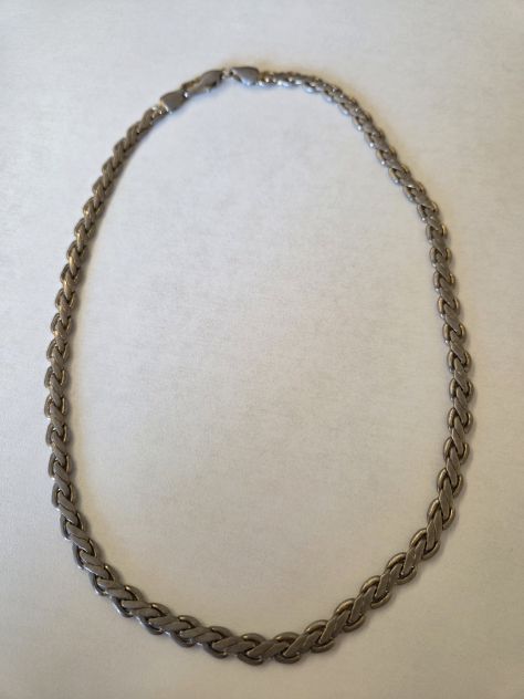 Collana girocollo in una lega di metallo anallergico. Anni '50.