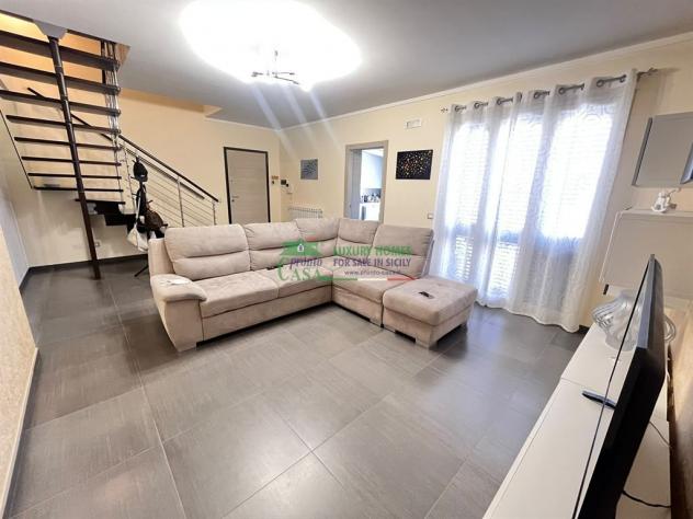 Rif: 2762 - COMISO – Appartamento rifinito su due livelli con ampia veranda e garage, zona Carabinieri