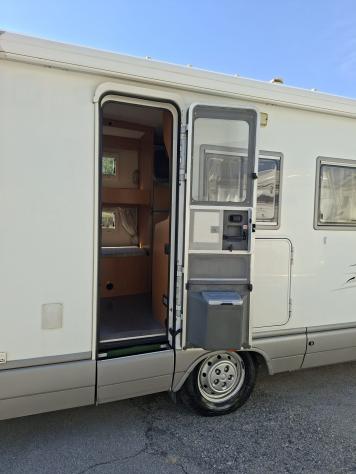 MOTORHOME LAIKA DUCATO 7 POSTI DOPPIA DINETTE LETTI CASTELLO BASCULANTE CLIMATIZZATORE FOTOVOLTAICO CAMPEGGIO CAMPER USATI GENERALI 1692 - Foto 6