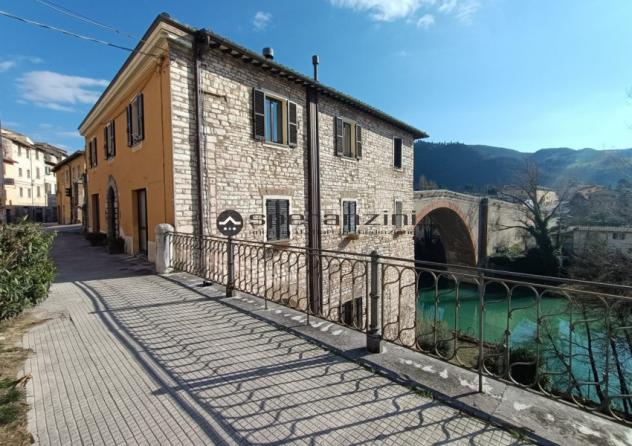 Fossombrone, adiacente al centro storico facilmente accessibile sia con le macchine che a piedi proponiamo in vendita immobile di circa 90 mq con vist