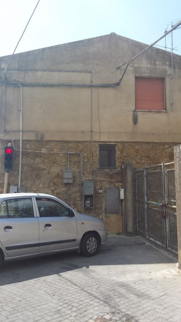 Officina /laboratorio/magazzino 35 mq soppalcabile altezza 3, 5 mt via Pergusa - Foto 2