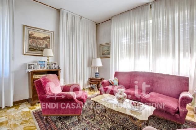 Villa di 600 m² con più di 5 locali e box auto doppio in vendita a Cittiglio
