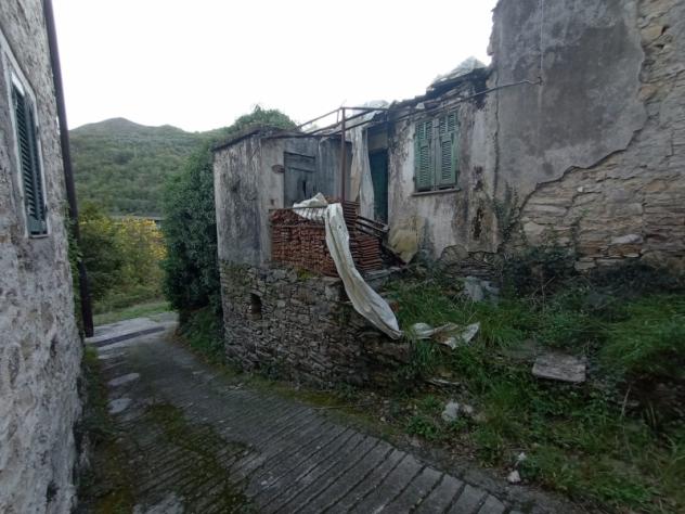 VENDESI A CASE MOLINE, FRAZIONE DI LUCINASCO, CASA DA RISTRUTTURARE CON TERRENO - Foto 7