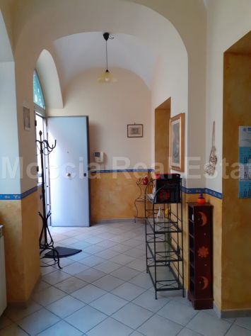MOCCIA GRAZIOSO TRILOCALE ARREDATO IN PIENO CENTRO STORICO (LO) - Foto 4