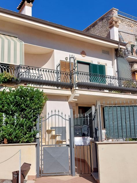 In trattativa privata appartamento recente costruzione 85mq 4/5 vani due livelli