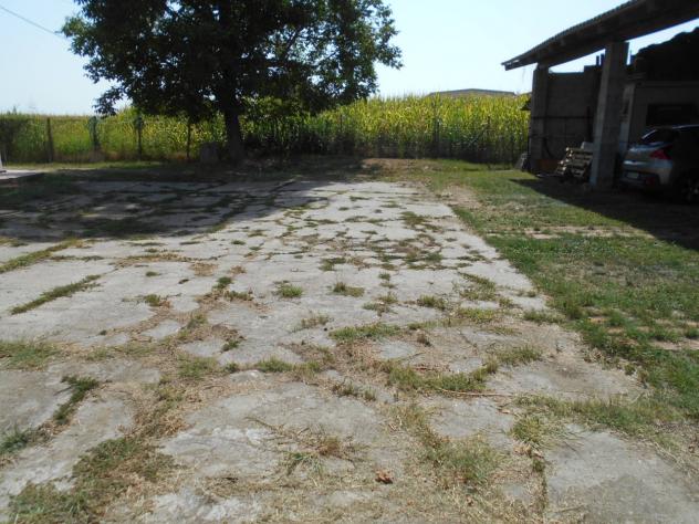 immersa nel verde, cascina ristrutturata libera su tre lati con cortile e giardino privato. Piiano terra: ampio soggiorno, sala da pranzo, cucina (che - Foto 9