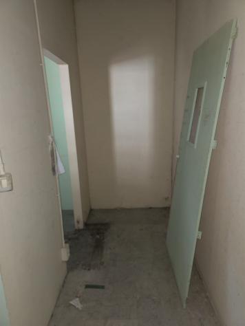 Negozio con tre vetrine, retro, bagno, cantina e box auto - Foto 13