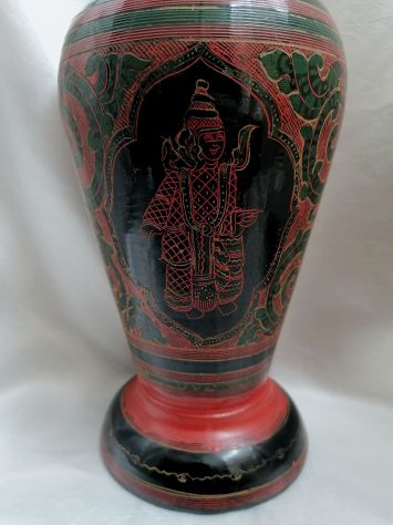 ANTICO VASO CERIMONIALE IN LEGNO LACCATO E FINEMENTE DECORATO, BIRMANIA. - Foto 3