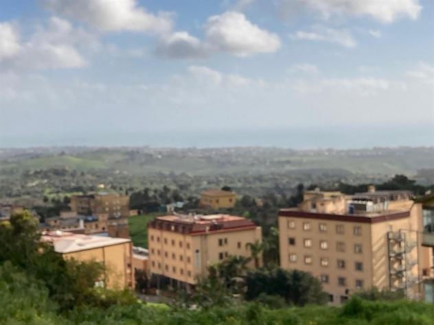 Appartamento di grande respiro,sei vani con vista mare e templi,gli altri vani molto luminosi e soleggiati. Tripla esposizione,posto auto,zona con fac - Foto 18