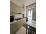 Monolocale luminoso con cucina separata e balcone – piano alto con ascensore