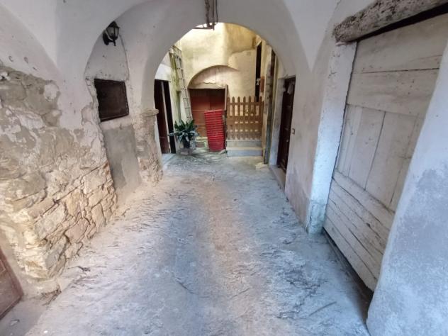 VENDESI A VILLA VIANI ALLOGGIO DI TRE VANI CON CANTINA DA RISISTEMARE - Foto 3