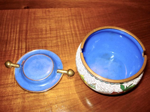 Portacenere antico in ottone e smalti cloisonnée con coperchio basculante - Foto 2