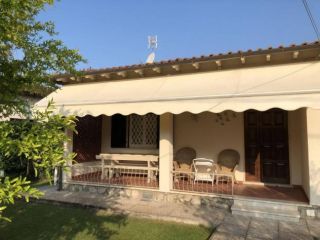 Villa in affitto a Forte dei Marmi 145 mq  Rif: 1031598