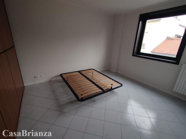 Lissone, bilocale parzialmente arredato, posto auto interno. - Foto 11