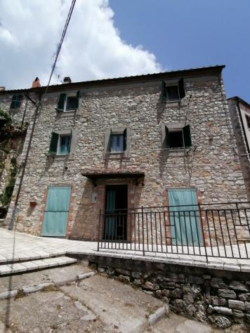 Nel comune di Semproniano, a pochi km da Saturnia e relative terme, Vendiamo appartamento che si sviluppa su due piani, al centro storico composto da: - Foto 3