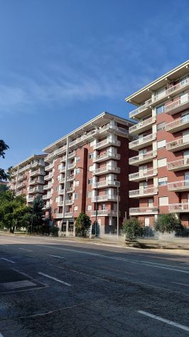 Privato vende ampio trilocale panoramico fronte parco e collina tripla esposiz.