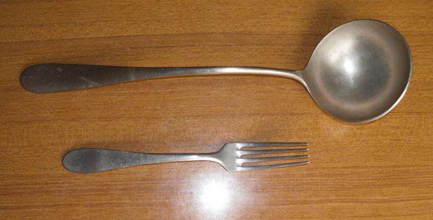 Vecchio mestolo e forchetta in ottone da collezione -