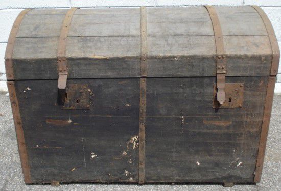 Baule in legno con coperchio tondo