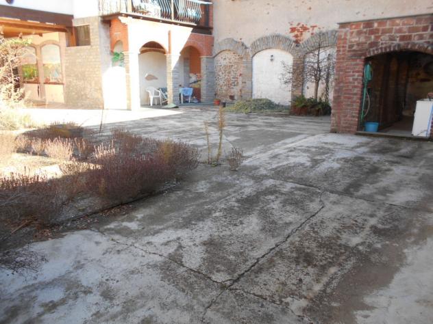 Spaziosa casa con due box auto e magazzino disposta su 2 piani oltre a sottotetto (non abitabile). Il Piano terra è composto da una taverna, uno spazi - Foto 3