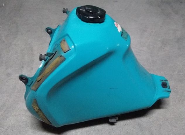 Honda NX650 Dominator serbatoio "Benetton" e ricambi vari usati.