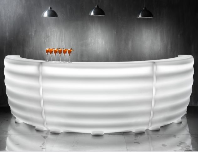 Bancone da bar da esterno neutro o illuminato