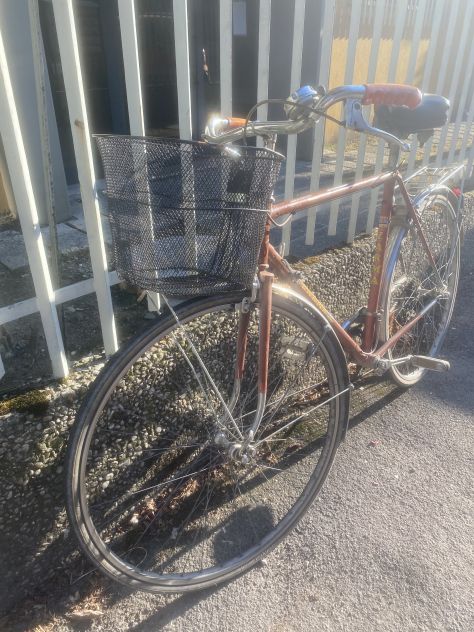 Bici da uomo con lucchetto, cestino e portapacchi - Foto 2