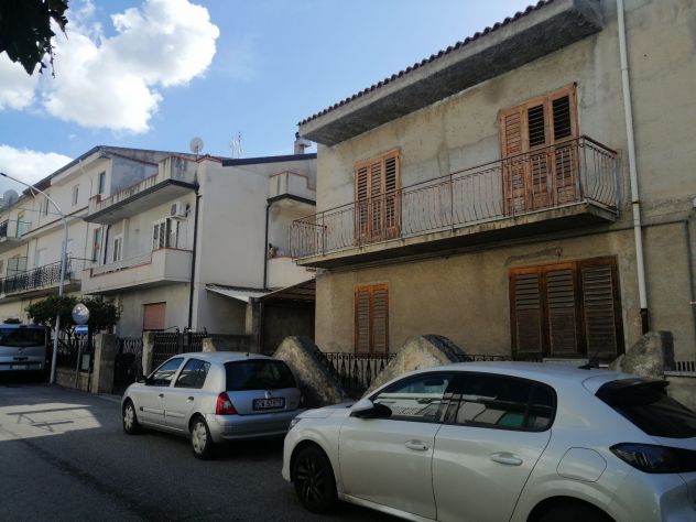 Fabbricato indipendente su due piani con corte e giardino - Foto 2