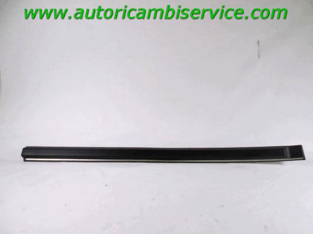 167853515 FASCIA MODANATURA PARACOLPI PORTA ANTERIORE SINISTRA CON BORDO CROMATO VOLKSWAGEN GOLF 2 1.6 B (DAL 1988) RICAMBIO NUOVO BIANCO