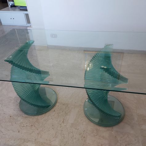 Tavolo in vetro design con basi elicoidali