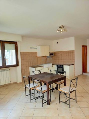 CAPENA TRILOCALE DISTRIBUITO SU 2 LIVELLI SEMI-ARREDATO CON BALCONE DOPPI SERVIZ - Foto 2
