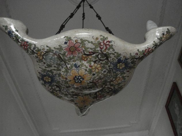 2 LAMPADARI IN VETRO DI MURANO COLORATI + 2 DI CERAMICA DIPINTA.