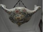 2 LAMPADARI IN VETRO DI MURANO COLORATI + 2 DI CERAMICA DIPINTA.