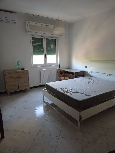 STANZA AMMOBILIATA, CLIMATIZZATA E POSTO AUTO CONDIVISO - Foto 7