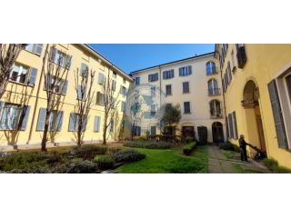 MONZA Centro, isola pedonale - elegante ed ampio trilocale arredato con box …