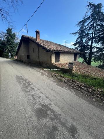 FARNETO VENDESI CASA SINGOLA CON DUE ETTARRI DI TERRENO AGRICOLO