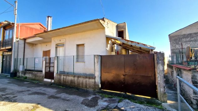 STABILE INDIPENDENTE CON CORTILE - VIA DELLE DALIE - FALCIANO DEL MASSICO V2853 - Foto 2