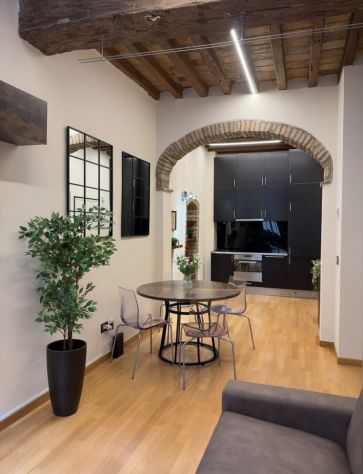 Elegante bilocale arredato in centro storico a Parma – Travi a vista - Foto 5