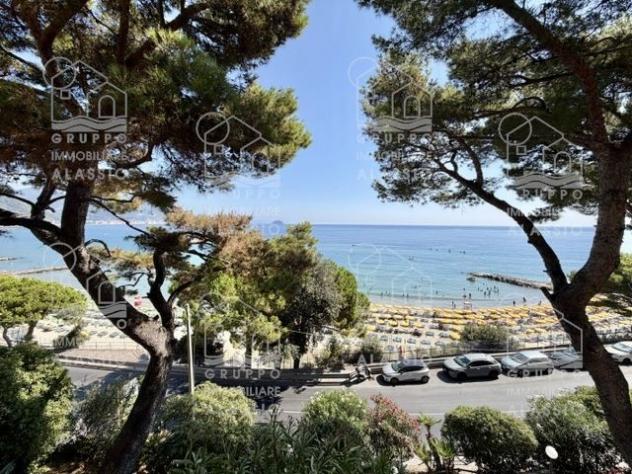 LAIGUEGLIA: SPLENDIDA SOLUZIONE FRONTE MARE CON BOX AUTO - Foto 9