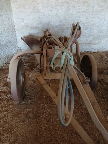 Aratro monovemere con punte e vomerini di riserva - Foto 2
