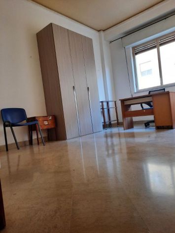 TRE Stanze zona Policlinico a studentesse/lavoratrici - Foto 5