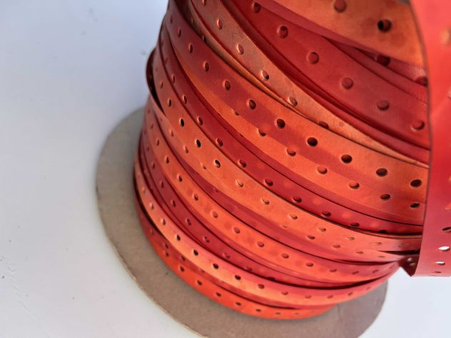 T35 Nastro in pelle a vegetale anilina Rosso forato H 14 mm - L 100 mt - Foto 6
