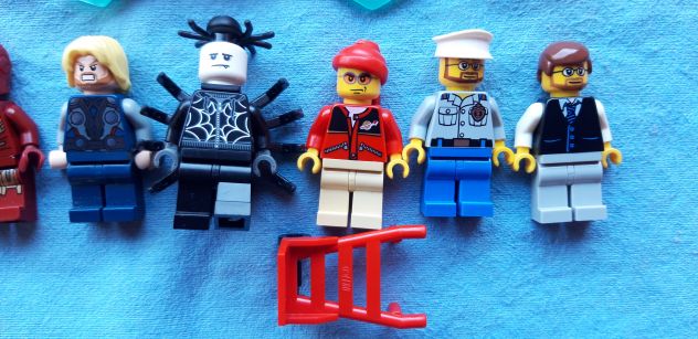 LEGO lotto 7 personaggi + accessori, leggere dettagli prima di contattare - Foto 2