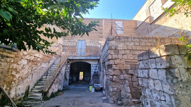 AMPIO FABBRICATO CON CORTILE A DUE PASSI DA VIALE MARGHERITA - MONDRAGONE V3198