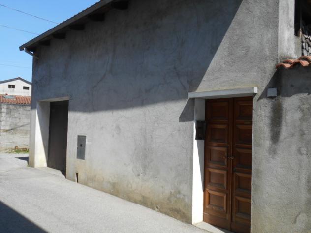 Indipendente su 2 piani: piano terra con ingresso con vano con comoda scala di collegamento, ampia cucina abitabile, sala, camera con bagno, altra cam - Foto 11