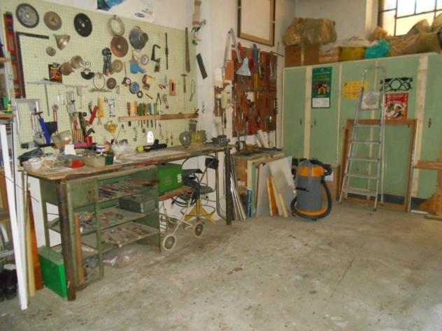 Spaziosa casa con due box auto e magazzino disposta su 2 piani oltre a sottotetto (non abitabile). Il Piano terra è composto da una taverna, uno spazi - Foto 11