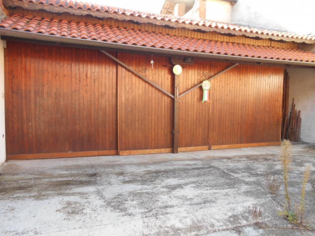 Spaziosa casa con due box auto e magazzino disposta su 2 piani oltre a sottotetto (non abitabile). Il Piano terra è composto da una taverna, uno spazi - Foto 5