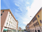Posto letto in stanza con bagno privato e balcone