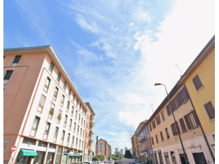 Posto letto in stanza con bagno privato e balcone