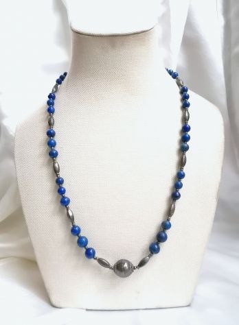 IMPORTANTE ANTICA COLLANA ETNICA IN LAPISLAZZULO ED ELEMENTI IN ARGENTO.